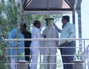 महात्मा गांधी जी की प्रतिमा का  माल्यार्पण एवं उनका सम्मान